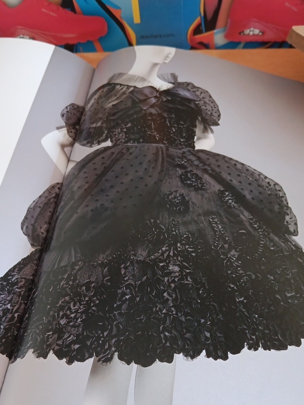Book 100 Dresses First Edition Metropolition Musem - Picture 4 of 7